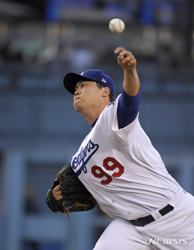 【로스앤젤레스=AP/뉴시스】 LA 다저스의 류현진이 16일(한국시간) 미국 캘리포니아주 로스앤젤레스의 다저스타디움에서 열린 샌프란시스코 자이언츠와의 경기에 선발 등판해 역투하고 있다. 