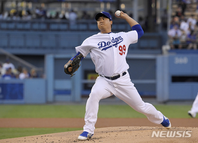 【로스앤젤레스=AP/뉴시스】LA 다저스의 선발 투수 류현진(31)이 16일(한국시간) 미국 캘리포니아주 로스앤젤레스의 다저스타디움에서 열린 샌프란시스코 자이언츠와의 경기에 나와 1회초 역투하고 있다. 2018.08.16. 