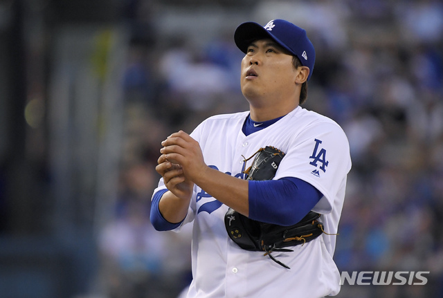 【로스앤젤레스=AP/뉴시스】 LA 다저스의 선발 투수 류현진(31)이 16일(한국시간) 미국 캘리포니아주 로스앤젤레스의 다저스타디움에서 열린 샌프란시스코 자이언츠와의 경기에 나와 투구 전 공을 감싸쥐고 있다. 2018.08.16.