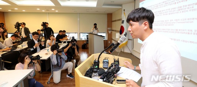 【서울=뉴시스】고범준 기자 = 16일 오전 서울 강남구 테헤란로 법무법인바른에서 열린 BMW 피해자 모임 법률대리인 기자회견에서 BMW 피해자 모임의 이광덕 씨가 국무총리와 국토교통부장관에게 드리는 공개요청서를 낭독하고 있다. 2018.08.16. bjko@newsis.com