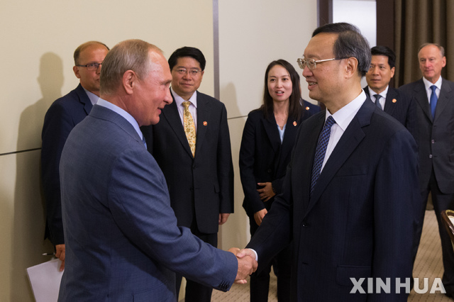 【소치=신화/뉴시스】블라디미르 푸틴 러시아 대통령이 15일(현지시간) 러시아 휴양 도시 소치에서 양제츠 중국 중앙정치국원 겸 중앙외사공작위원회 판공실 주임을 만나 악수했다. 두 사람은 이날 회담에서 양국간 전면적전략동반자 관계를 더 강화하기로 했다. 2018.08.16 