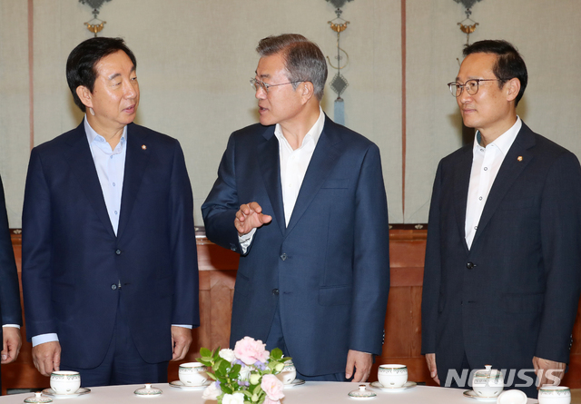 【서울=뉴시스】박진희 기자 = 문재인 대통령이 16일 청와대 본관 인왕실에서 여야 5당 원내대표와 오찬 간담회를 하고 있다. 문 대통령 좌우로 김성태 자유한국당 원내대표와 홍영표 민주당 원내대표. 2018.08.16.pak7130@newsis.com