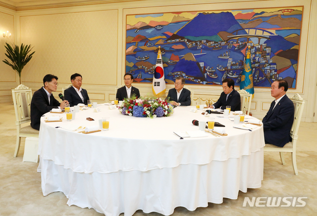 【서울=뉴시스】박진희 기자 = 문재인 대통령이 16일 청와대 본관 인왕실에서 여야 5당 원내대표와 오찬 간담회를 하고 있다. 왼쪽부터 윤소하 정의당 원내대표 권한대행, 김관영 바른미래당 원내대표, 홍영표 민주당 원내대표, 문재인 대통령, 김성태 자유한국당 원내대표, 장병완 민주평화당 원내대표. 2018.08.16.pak7130@newsis.com