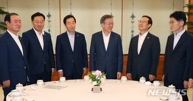 【서울=뉴시스】박진희 기자 = 문재인 대통령이 16일 청와대 본관 인왕실에서 여야 5당 원내대표와 오찬 간담회를 하고 있다. 왼쪽부터 장병완 민주평화당 원내대표, 김관영 바른미래당 원내대표, 김성태 자유한국당 원내대표,&nbsp; 문재인 대통령, 홍영표 민주당 원내대표, 윤소하 정의당 원내대표 권한대행. 2018.08.16.pak7130@newsis.com