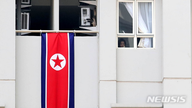 【자카르타(인도네시아)=뉴시스】추상철 기자 = 2018 자카르타-팔렘방 아시안게임 개막을 이틀 앞둔 16일(현지시각) 오전 인도네시아 자카르타 선수촌에서 북한선수단이 창밖을 바라보고 있다. 2018.08.16. scchoo@newsis.com