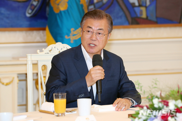 【서울=뉴시스】박진희 기자 = 문재인 대통령이 16일 청와대 본관 인왕실에서 여야 5당 원내대표와 오찬 간담회를 하고 있다. 2018.08.16.pak7130@newsis.com