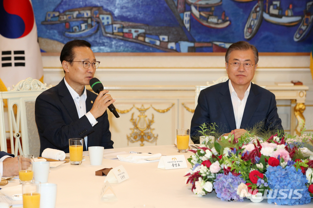 【서울=뉴시스】박진희 기자 = 문재인 대통령과 홍영표 민주당 원내대표가 16일 청와대 본관 인왕실에서 여야 5당 원내대표와 오찬 간담회를 하고 있다.이날 오찬에는 홍영표 민주당 원내대표, 김성태 자유한국당 원내대표, 김관영 바른미래당 원내대표, 장병완 민주평화당 원내대표, 윤소하 정의당 원내대표 권한대행이 참석했다. 2018.08.16.pak7130@newsis.com