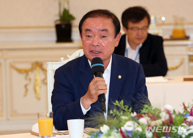 【서울=뉴시스】박진희 기자 = 장병완 민주평화당 원내대표가 16일 청와대 본관 인왕실에서 여야 5당 원내대표와 오찬 간담회를 하고 있다. 2018.08.16.pak7130@newsis.com