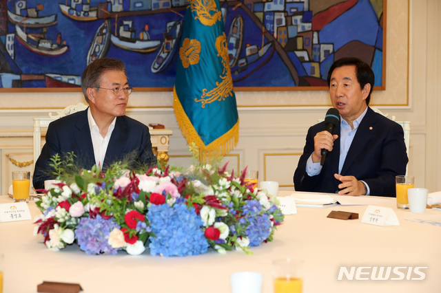 【서울=뉴시스】박진희 기자 = 문재인 대통령이 16일 청와대 본관 인왕실에서 여야 5당 원내대표 오찬 간담회에 참석하여 김성태 자유한국당 원내대표 발언을 경청하고 있다. 2018.08.16.pak7130@newsis.com