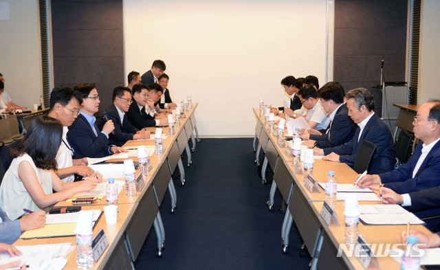 【서울=뉴시스】 강성천 산업통상자원부 통상차관보가 16일 서울 중구 대한상공회의소에서 '미국의 대(對)이란 제재 국내 대응 관련 TF회의를 주재하고 있다. 2018.08.16. (사진=산업통상자원부 제공) photo@newsis.com