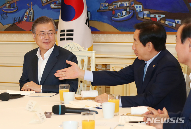 【서울=뉴시스】박진희 기자 = 문재인 대통령이 16일 청와대 본관 인왕실에서 여야 5당 원내대표와 오찬 간담회를 하고 있다. 2018.08.16. pak7130@newsis.com