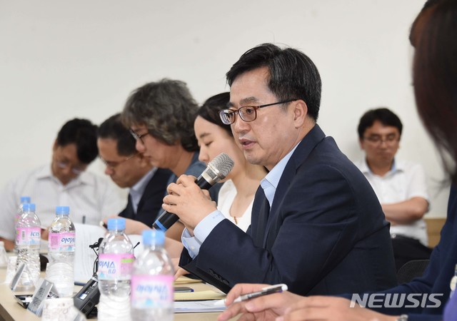 【서울=뉴시스】 김동연 부총리 겸 기획재정부 장관이 16일 오후 서울 강서구 대한상공회의소 서울기술교육센터를 방문, 직업훈련 교육생과 전담강사 등 유관기관과의 간담회에서 모두발언을 하고 있다. 2018.08.16. (사진=기획재정부 제공) photo@newsis.com