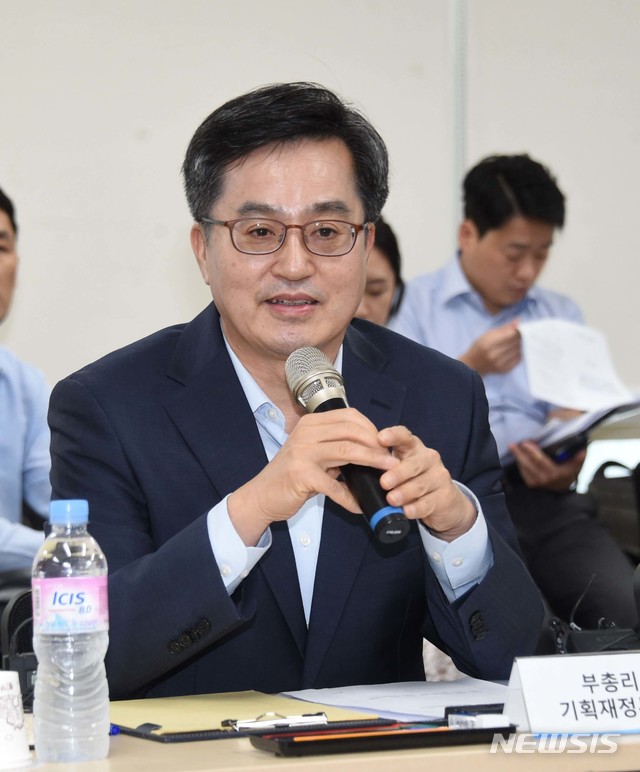 【서울=뉴시스】 김동연 부총리 겸 기획재정부 장관이 16일 오후 서울 강서구 대한상공회의소 서울기술교육센터를 방문, 직업훈련 교육생과 전담강사 등 유관기관과의 간담회에서 모두발언을 하고 있다. 2018.08.16. (사진=기획재정부 제공) photo@newsis.com