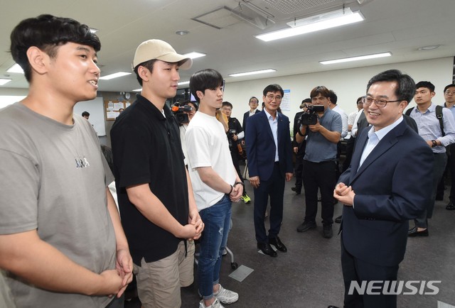 【서울=뉴시스】 김동연 부총리 겸 기획재정부 장관이 16일 오후 서울 강서구 대한상공회의소 서울기술교육센터를 방문, 직업훈련 교육생과 대화를 나누고 있다. 2018.08.16. (사진=기획재정부 제공)&nbsp; photo@newsis.com