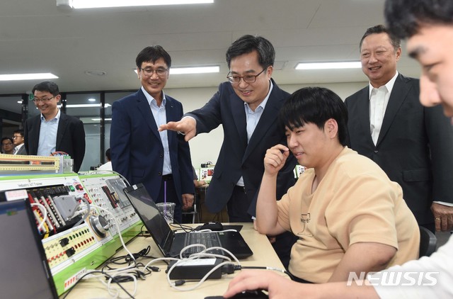 【서울=뉴시스】 김동연 부총리 겸 기획재정부 장관이 16일 오후 서울 강서구 대한상공회의소 서울기술교육센터를 방문, 직업훈련 교육생과 대화를 나누고 있다. 2018.08.16. (사진=기획재정부 제공) photo@newsis.com