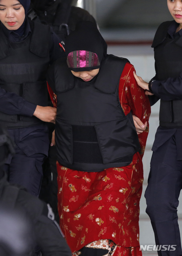 【샤알람=AP/뉴시스】김정은 북한 국방위원장의 이복형 김정남 암살용의자인 인도네시아인 시티 아이샤가 16일 말레이시아 쿠알라룸푸르 인근 샤알람 고등법원에 출두했다가 떠나고 있다. 이날 판사는 용의자들의 무죄주장을 받아들이지 않고, 최후변론을 위한 재판을 계속 받으라고 명령했다. 2018.08.16