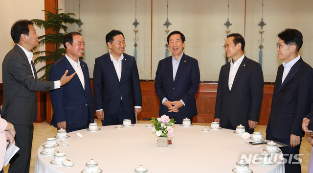 【서울=뉴시스】박진희 기자 = 임종석(왼쪽) 비서실장이 16일 청와대 본관에서 열린 여야 5당 원내대표 오찬 간담회에 앞서 원내대표들과 인사를 하고 있다. 왼쪽부터 임 실장, 민주평화당 장병완, 바른미래당 김관영, 자유한국당 김성태, 민주당 홍영표 원내대표, 정의당 윤소하 원내대표 직무대행. 2018.08.16.pak7130@newsis.com