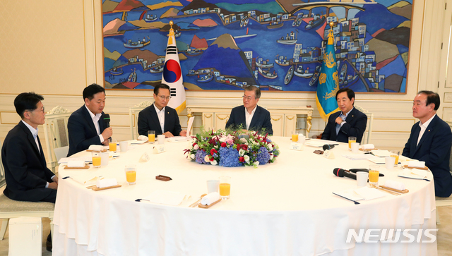 【서울=뉴시스】박진희 기자 = 문재인 대통령이 16일 청와대 본관 인왕실에서 여야 5당 원내대표와 오찬 간담회를 하고 있다. 왼쪽부터 윤소하 정의당 원내대표 권한대행, 김관영 바른미래당 원내대표, 홍영표 민주당 원내대표, 문재인 대통령, 김성태 자유한국당 원내대표, 장병완 민주평화당 원내대표. 2018.08.16.pak7130@newsis.com