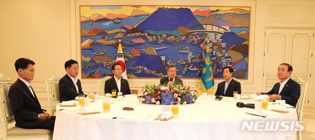 【서울=뉴시스】박진희 기자 = 문재인 대통령이 지난 8월 16일 청와대 본관 인왕실에서 여야 5당 원내대표와 오찬 간담회를 하고 있다. 왼쪽부터 윤소하 정의당 원내대표 권한대행, 김관영 바른미래당 원내대표, 홍영표 민주당 원내대표, 문재인 대통령, 김성태 자유한국당 원내대표, 장병완 민주평화당 원내대표. 2018.08.16.pak7130@newsis.com