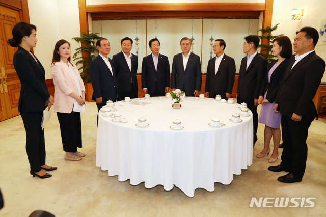 【서울=뉴시스】박진희 기자 = 문재인 대통령이 16일 청와대 본관 인왕실에서 여야 5당 원내대표와 오찬 간담회를 하고 있다. 왼쪽부터 바른미래당 김수민 원내대변인, 자유한국당 신보라 원내대변인, 민주평화당 장병완, 바른미래당 김관영, 자유한국당 김성태, 문 대통령, 더불어민주당 홍영표 원내대표, 정의당 윤소하 원내대표 직무대행, 더불어민주당 박경미 원내대변인, 민주평화당 이용주 원내대변인. 2018.08.16. pak7130@newsis.com