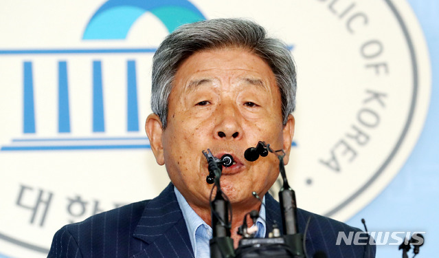 【서울=뉴시스】이종철 기자 = 유인태 국회 사무총장이 16일 오후 서울 여의도 국회 정론관에서 특수활동비 관련 브리핑을 열고 국회의장단 특활비 일부를 남기고 상임위원장의 몫은 전액 삭감하는 개선안을 발표하고 있다. 2018.08.16. jc4321@newsis.com