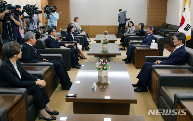 【서울=뉴시스】배훈식 기자 = 16일 오후 서울 서초구 대법원에서 열린 헌법재판관후보추천위원회에 참석한 김명수(오른쪽 두번째) 대법원장이 인사말을 하고 있다. 2018.08.16. dahora83@newsis.com