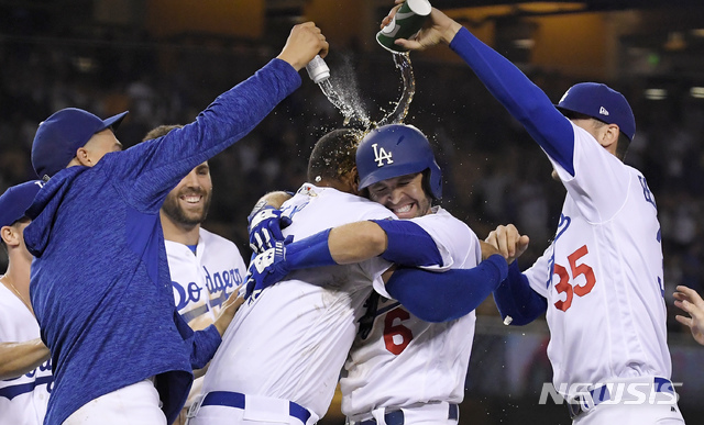 【로스앤젤레스=AP/뉴시스】 LA 다저스 선수들이 16일(한국시간) 미국 캘리포니아주 로스앤젤레스의 다저스타디움에서 열린 2018 메이저리그(MLB) 샌프란시스코 자이언츠와의 경기에서 연장 12회말 나온 브라이언 도저의 끝내기 희생플라이로 4-3 승리를 거둔 후 기뻐하고 있다. 