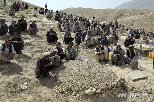 15일 아프간 수도 내 시아파 대학입시 준비 건물에서 자폭공격으로 사망한 학생 34명의 장례식이 16일 치러지고 있다&nbsp; AP