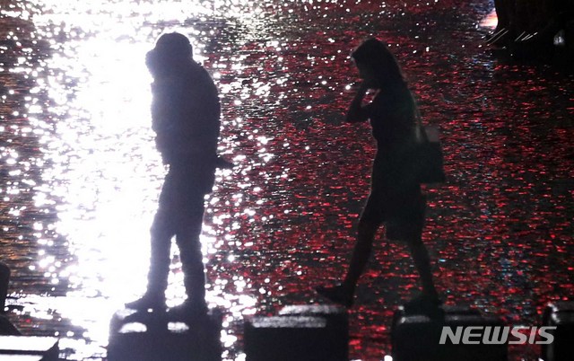 【서울=뉴시스】조성봉 기자 = 열대야가 끝나 선선한 바람이 불어오는 16일 오후 서울 종로구 청계천에서 시민들이 산책을 하고 있다. 2018.08.16.suncho21@newsis.com