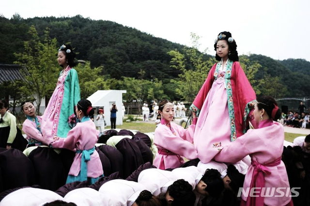【안동=뉴시스】김진호 기자 = 여성 대동놀이를 대표하는 안동놋다리밟기(경상북도 무형문화재 제7호)의 상설공연이 오는 18일부터 10월까지 경북 안동시 소재 안동댐 개목나루서 펼쳐진다.사진은 안동놋다리밟기 공연 모습. 2018.08.17 (사진=안동시 제공) photo@newsis.com