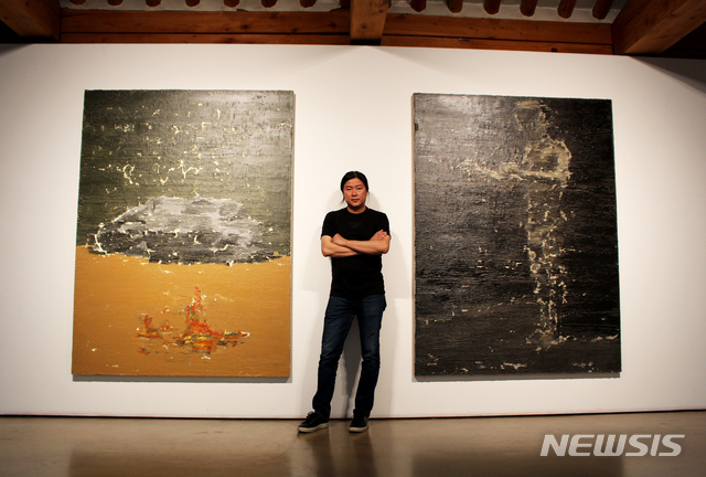 【서울=뉴시스】 박현주 미술전문기자 = 지난 2014년 중국 상하이, 서울 학고재에서 개인전 이후 4년 만에 다시 서울 학고재에서 개인전을 여는 마류밍은 '펀·마류밍'(1993~2004) 퍼포먼스 연작으로 세계적인 명성을 얻은 작가다. 그의 또 다른 자아 ‘펀·마류밍’은 남성으로서 신체의 해방을 주장하는 여장 나체 퍼포먼스를 펼치며 동시대 미술사에 커다란 획을 그었다. 2000년대 이후부터는 본래 전공인 회화 작업에 몰두하고 있다.