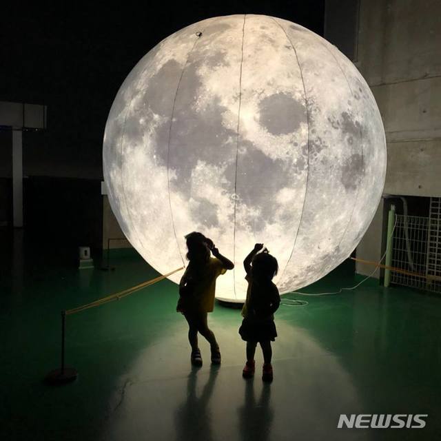 【제주=뉴시스】배상철 기자 = 오는 18일 제주별빛누리공원에 설치될 예정인 대형 달 모형이 설치된 포토존. 2018.08.17. (사진=제주별빛누리공원 제공) bsc@newsis.com