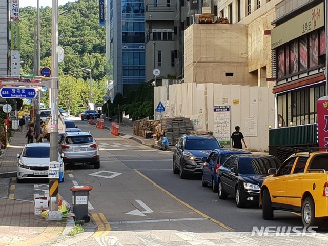 지난 16일 경기 의정부시 신곡1동 주상복합 신축 공사현장 앞에 불법으로 쌓아둔 공사자재.