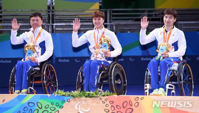 2016 리우 패럴림픽 탁구 단체전서 금메달을 획득한 최일상, 김정길, 김영건(왼쪽부터).