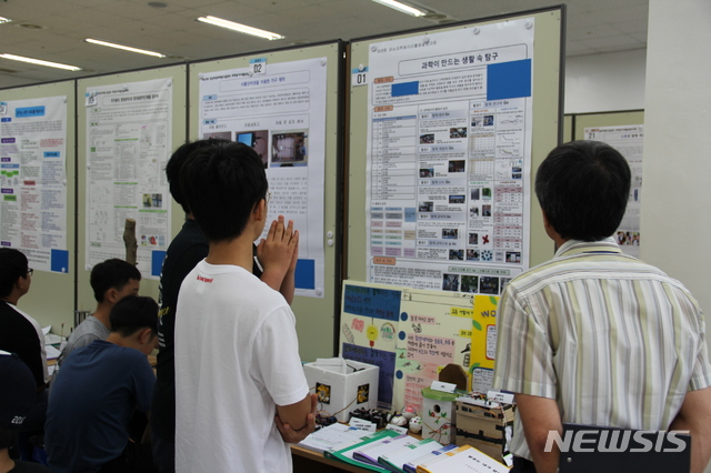 【창원=뉴시스】 홍정명 기자 = 17일 경상남도과학교육원에서 열린 ‘제26회 경남과학동아리활동발표대회’ 심사위원이 지켜보는 가운데 한 과학동아리 대표 학생들이 지난 1학기 활동 성과물에 대해 설명을 하고 있다.2018.08.17.(사진=경상남도과학교육원 제공) photo@newsis.com