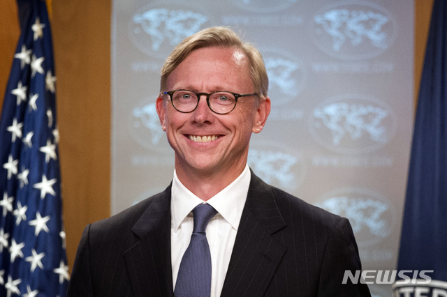 【워싱턴/AP=뉴시스】브라이언 훅 미국 국무부 대(對) 이란 특별대사가 16일(현지시간) 워싱턴 국무부 청사에서 이란 전담기구를 출범과 관련해 기자회견을 하면서 웃고 있다. 2018.08.17.