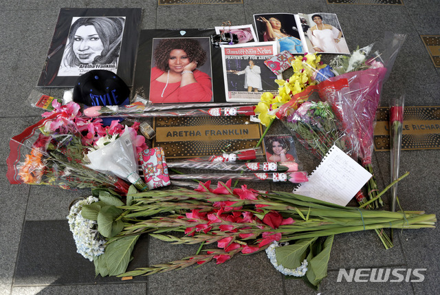 【뉴욕= AP/뉴시스】 소울의 여왕으로 유명한 미국 가수 어리사 프랭클린의 사망 소식이 전해지자 16일(현지시간) 뉴욕 시내 할렘 지역의 아폴로 극장 앞에 팬들이 임시로 마련한 추모의 장소에 꽃다발과 사진이 놓여있다. 프랭클린은 췌장암으로 디트로이트의 자택에서 사망했다.&nbsp;&nbsp;&nbsp; 