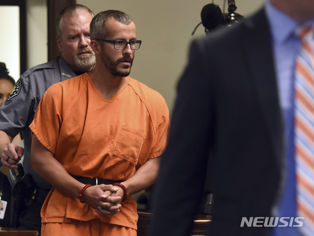 【콜로라도=AP/뉴시스】김난영 기자 = 임신한 아내와 어린 두 딸을 살해하고 시신을 은닉한 남성에게 19일(현지시간) 종신형이 선고됐다. 사진은 범행을 저지른 크리스토퍼 와츠가 지난 8월16일 법정에 출두하는 모습. 2018.11.20.