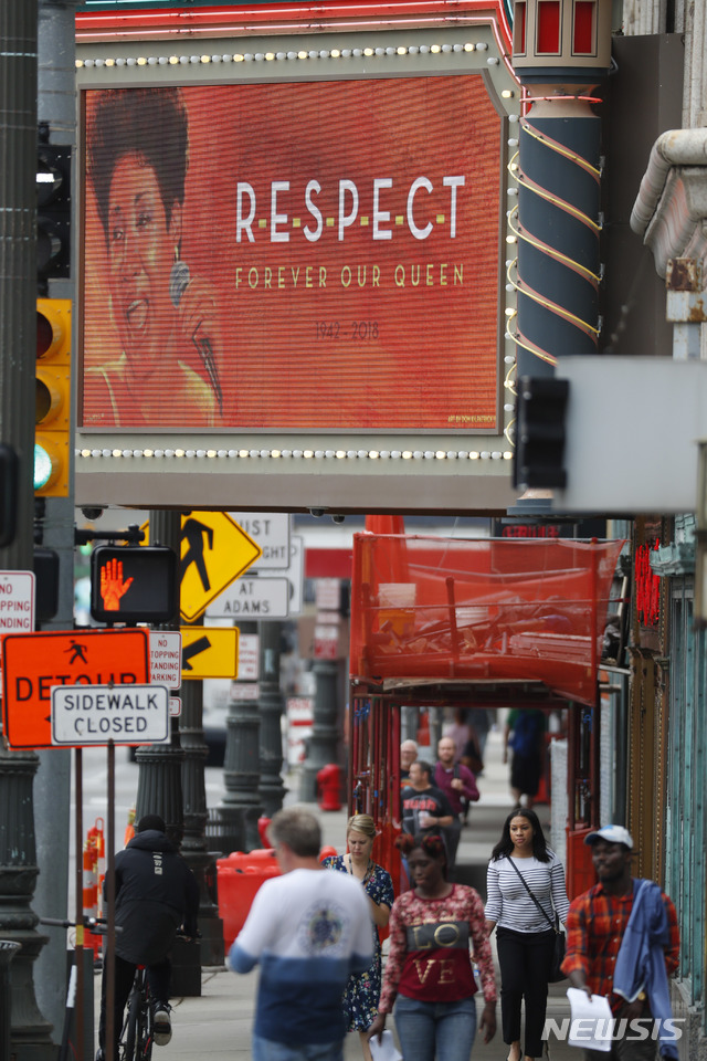 【디트로이트 ( 미 미시간주) = AP/뉴시스】 미국의 대표적 팝가수 어리사 프랭클린의 사망 소식이 16일(현지시간) 전광판으로 보도되고 있는 디트로이트 시내 폭스 극장앞 거리.&nbsp; 프랭클린의 대표곡 중의 하나인 "리프펙트"( Respect )가 울려퍼지는 아래로 행인들이 지나가고 있다.&nbsp;&nbsp;&nbsp; 