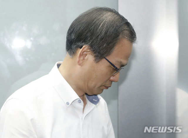 【서울=뉴시스】최동준 기자 = '드루킹 댓글 조작사건'을 수사하는 허익범 특별검사가 17일 오전 서울 서초구 강남역 인근 특검사무실로 출근하고 있다. 2018.08.17.&nbsp; photocdj@newsis.com