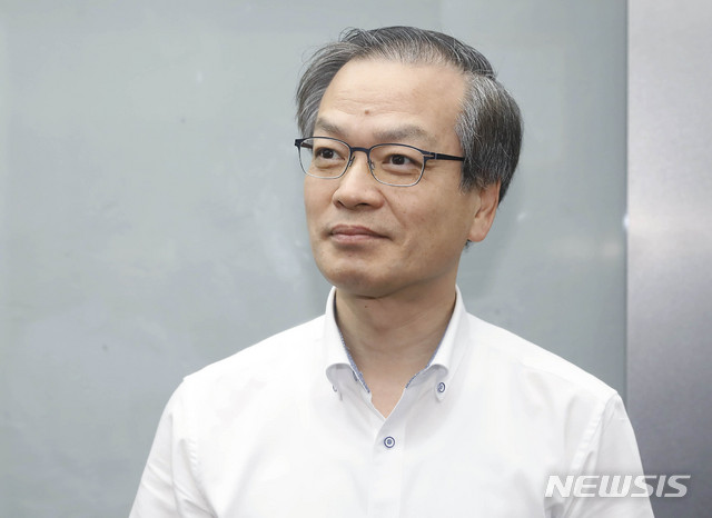 【서울=뉴시스】최동준 기자 = '드루킹 댓글 조작사건'을 수사하는 허익범 특별검사가 17일 오전 서울 서초구 강남역 인근 특검사무실로 출근하고 있다. 2018.08.17.&nbsp; photocdj@newsis.com