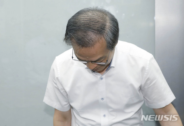 【서울=뉴시스】최동준 기자 = '드루킹 댓글 조작사건'을 수사하는 허익범 특별검사가 17일 오전 서울 서초구 강남역 인근 특검사무실로 출근하며 취재진 질문에 대답없이 인사하고 있다. 2018.08.17.&nbsp; photocdj@newsis.com