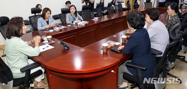 【서울=뉴시스】박영태 기자 = 17일 오전 서울 영등포구 여의도 국회 의원회관에서 진행된 ‘노 민스 노 룰(No means no rule, 비동의 간음죄) 관련 여야 여성의원 긴급간담회’에서 나경원 의원이 발언하고 있다. 2018.08.17.since1999@newsis.com