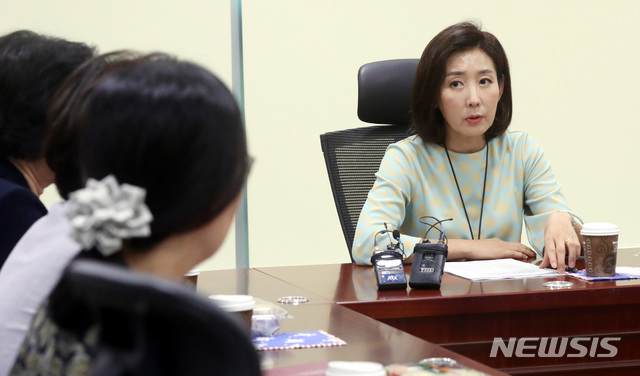 【서울=뉴시스】박영태 기자 = 17일 오전 서울 영등포구 여의도 국회 의원회관에서 진행된 ‘노 민스 노 룰(No means no rule, 비동의 간음죄) 관련 여야 여성의원 긴급간담회’에서 나경원 의원이 발언하고 있다. 2018.08.17.since1999@newsis.com