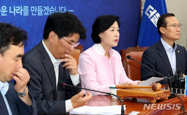 【서울=뉴시스】이종철 기자 = 17일 오전 서울 여의도 국회에서 열린 더불어민주당 최고위원회의에서 추미애 대표가 모두발언을 하고 있다. 2018.08.17. jc4321@newsis.com