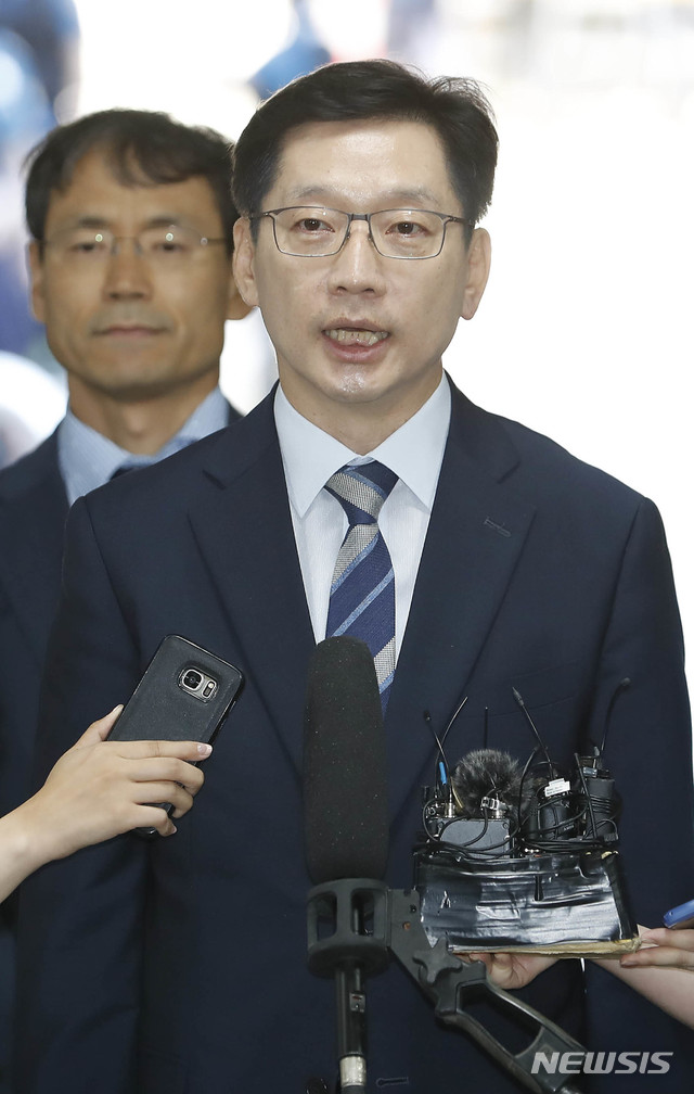 【서울=뉴시스】최동준 기자 = '드루킹 여론조작 연루 의혹' 김경수 경남지사가 17일 오전 서울 서초구 서울중앙지방법원에서 열린 영장실질심사에 출석하며 취재진 질문에 답변하고 있다. 2018.08.17.&nbsp; photocdj@newsis.com 