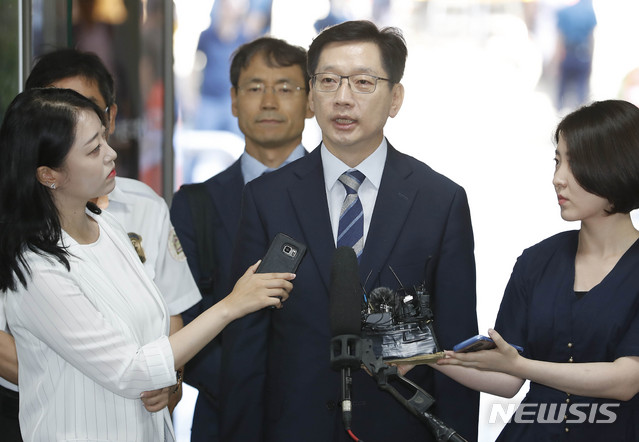 【서울=뉴시스】최동준 기자 = '드루킹 여론조작 연루 의혹' 김경수 경남지사가 17일 오전 서울 서초구 서울중앙지방법원에서 열린 영장실질심사에 출석하며 취재진 질문에 답변하고 있다. 2018.08.17.&nbsp; photocdj@newsis.com