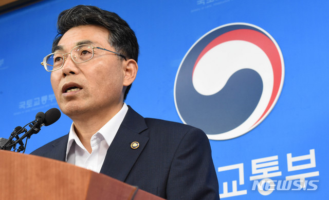 【세종=뉴시스】함형서 기자 = 김정렬 국토교통부 2차관이 17일 오전 세종시 세종정부청사 국토부 기자실에서 열린 진에어, 에어인천 면허취소 관련 브리핑에서 면허 취소를 하지 않기로 결정하고 있다 .2018.08.17. foodwork23@newsis.com