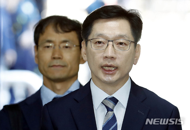 【서울=뉴시스】최동준 기자 = '드루킹 여론조작 연루 의혹' 김경수 경남지사가 17일 오전 서울 서초구 서울중앙지방법원에서 열린 영장실질심사에 출석하며 취재진 질문에 답변하고 있다. 2018.08.17.&nbsp; photocdj@newsis.com