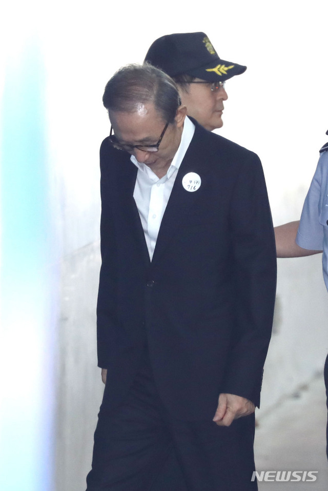 【서울=뉴시스】전진환 기자 = 뇌물수수와 다스 횡령 혐의로 구속기소 된 이명박 전 대통령이 17일 오전 서울 중앙지법에서 열리는 공판에 출석하고 있다. 2018.08.17. amin2@newsis.com
